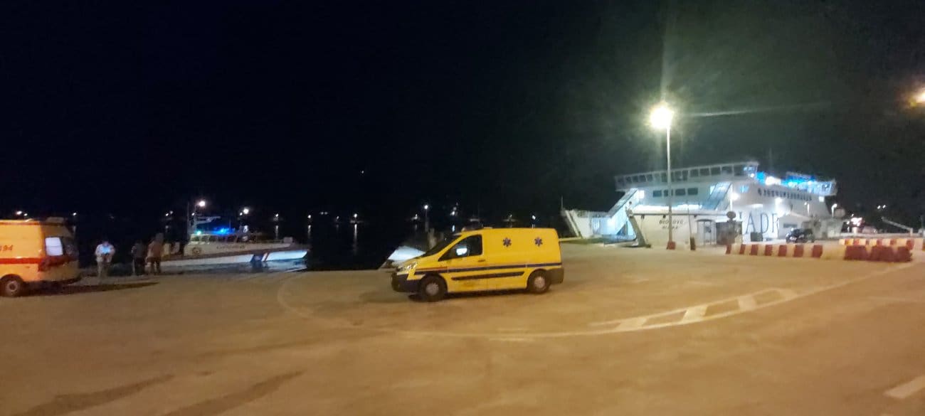 Drama u na našem otoku: Nije uspio ukrcati vozilo pa se uhvatio za rampu trajekta i pao