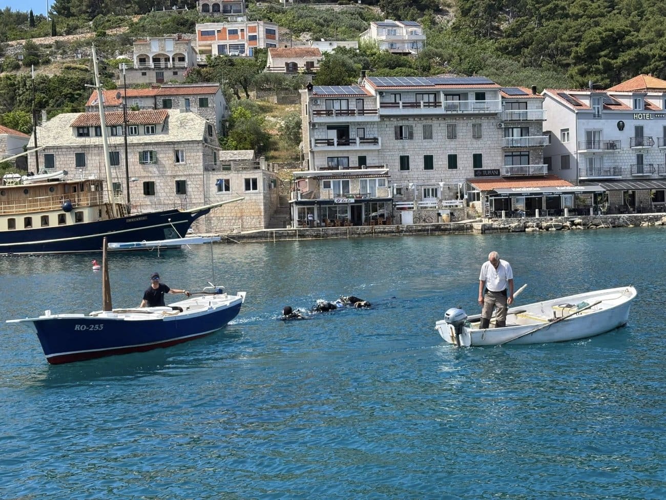 Ronioci i volonteri čistili podmorje Stomorske uoči turističke sezone