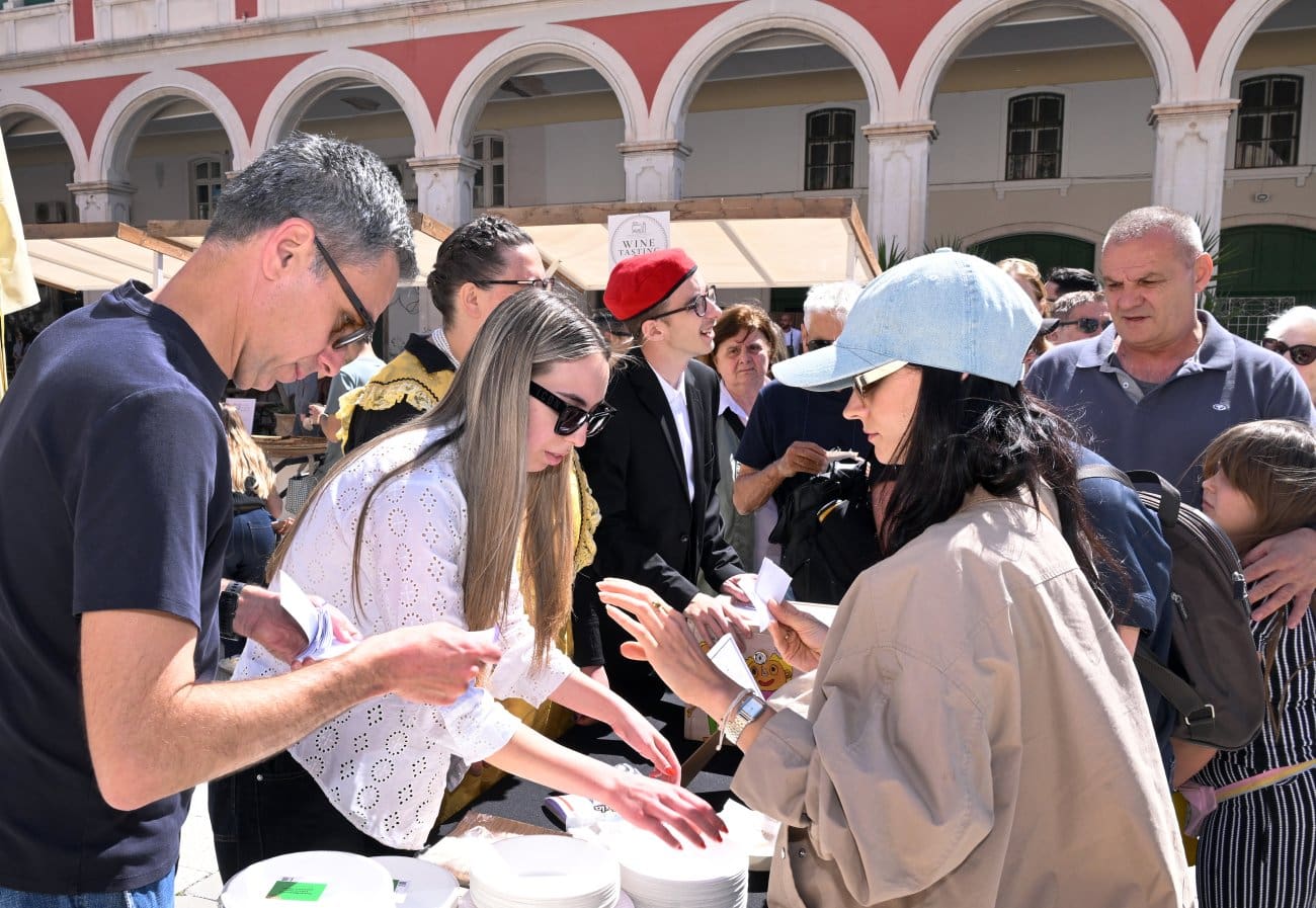 SPLIT MIRIŠE NA TRADICIJU: Posjetitelji preplavili Prokurative na otvorenju Taste of Split festivala