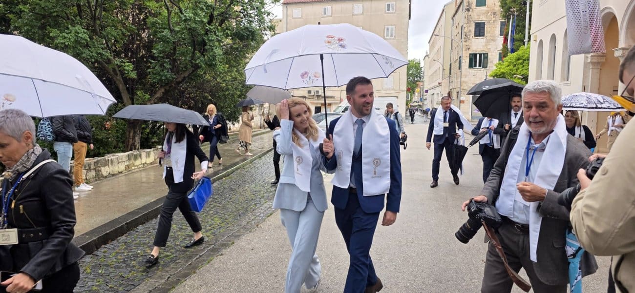 Splitski gradonačelnik i supruga snimljeni u centru grada, sve je spremno za procesiju svetog Duje