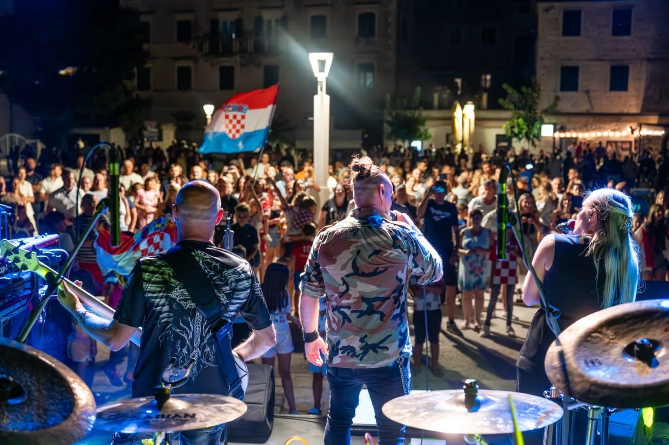 svetinja trubute band 1