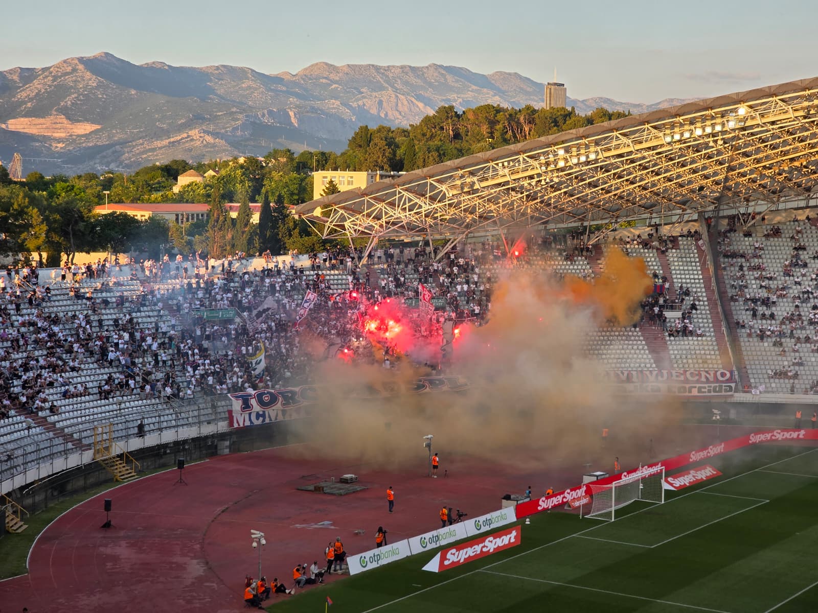 Torcida pripremila bakljadu u 75. minuti