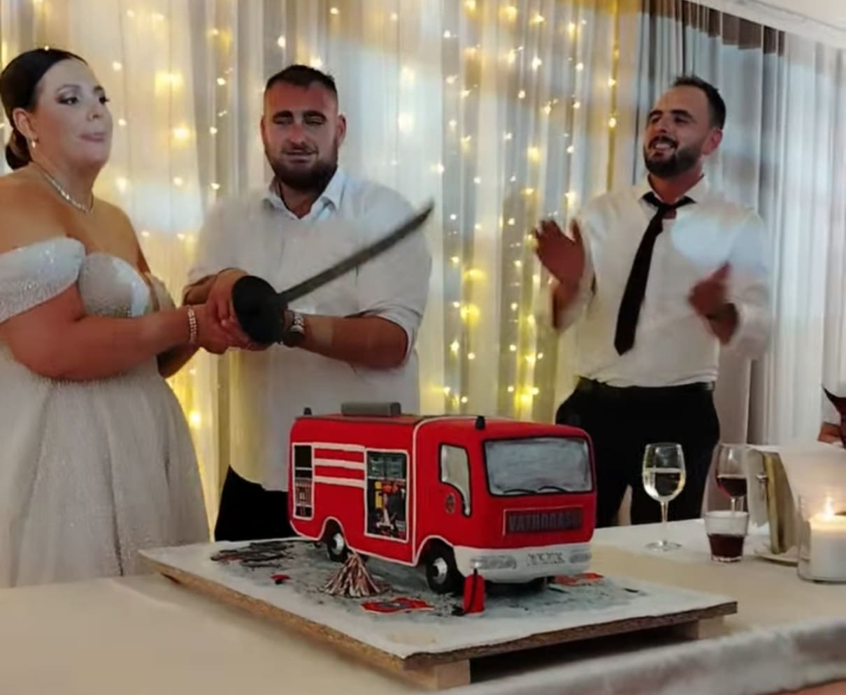 VATRENA LJUBAV SPOJILA BRAČ I VIS Uz sirene i vodeni most vjenčali se Katija Opačak i Petar Galić!