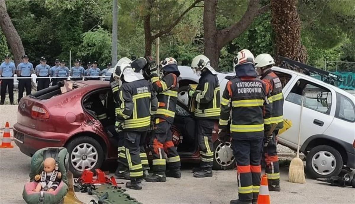 Kaos, dim i spašavanje iz vozila: Ovako su vatrogasci i budući policajci pokazali spremnost za krizne situacije