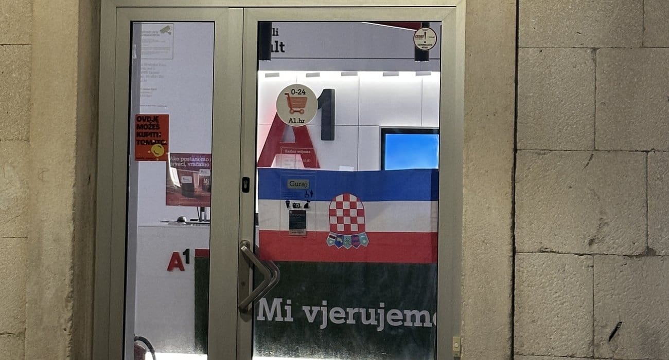 NEOBIČAN PRIZOR U MARMONTOVOJ Hrvatska zastava u A1 centru završila naopako, Splićani se našalili: "Sama se okrenula"