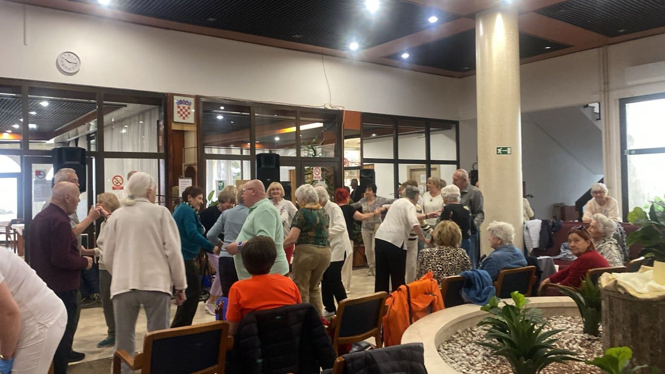 FOTO/VIDEO Ovo morate vidjeti! Kiša lije, a na Zenti prava fešta za sv. Dujma,  ples i pjesma ne prestaju