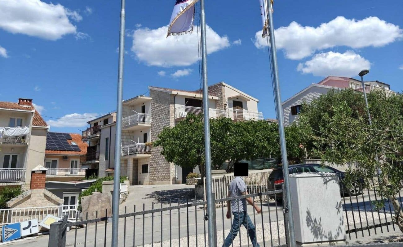 U gluho doba noći nekome se svidio "artikl" ispred splitske crkve. No, kamere su sve zabilježile