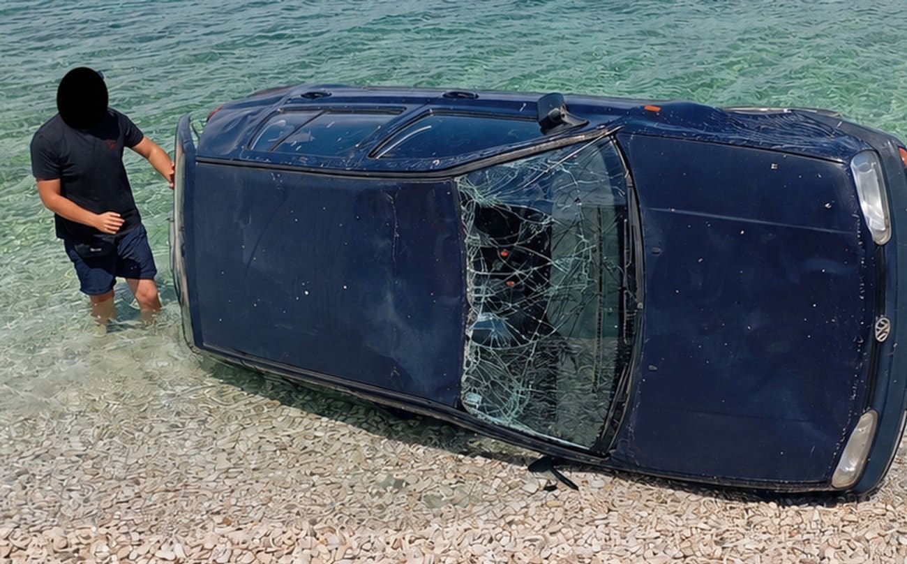 FOTO Mještani nisu mogli vjerovati svojim očima: Automobil završio u moru na rivi