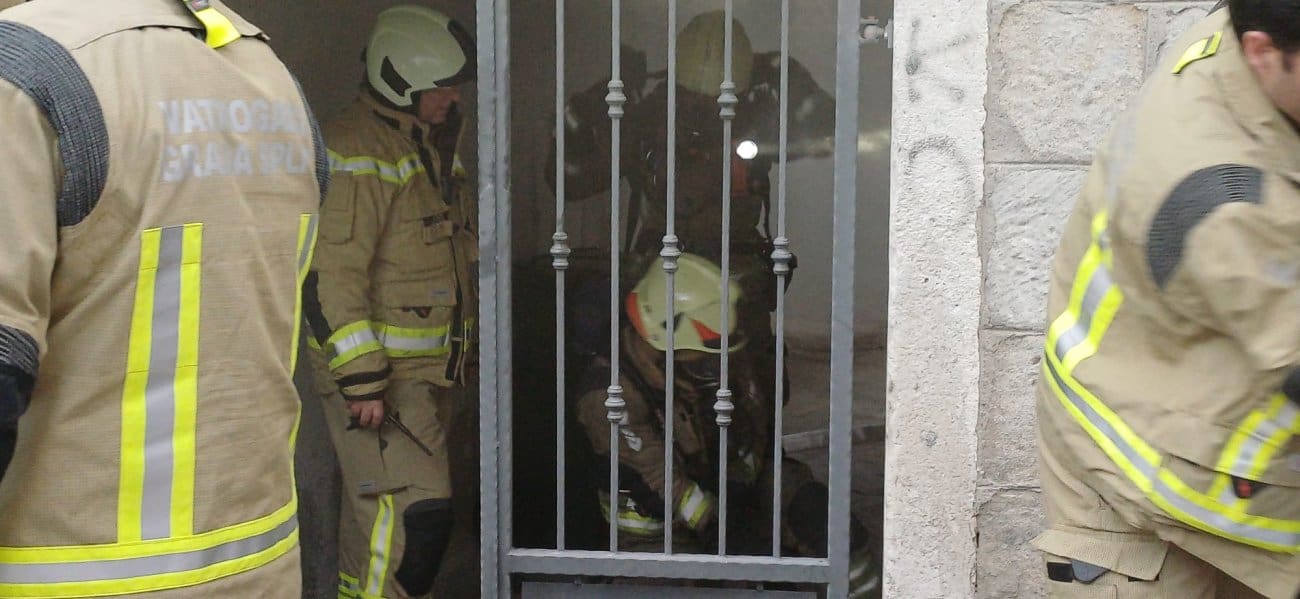 Požar u srcu Splita: Gori kuća u Varošu, na terenu brojni vatrogasci i policija
