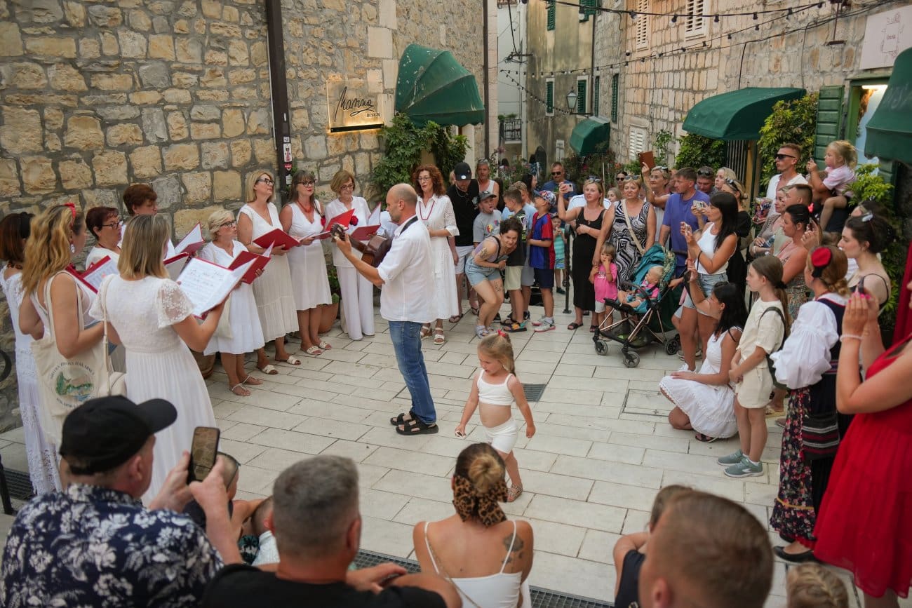 Maestrale storytelling ture ponovno vode kroz priče Makarske – ove godine i uz novi gastro doživljaj „Feed Your Soul“