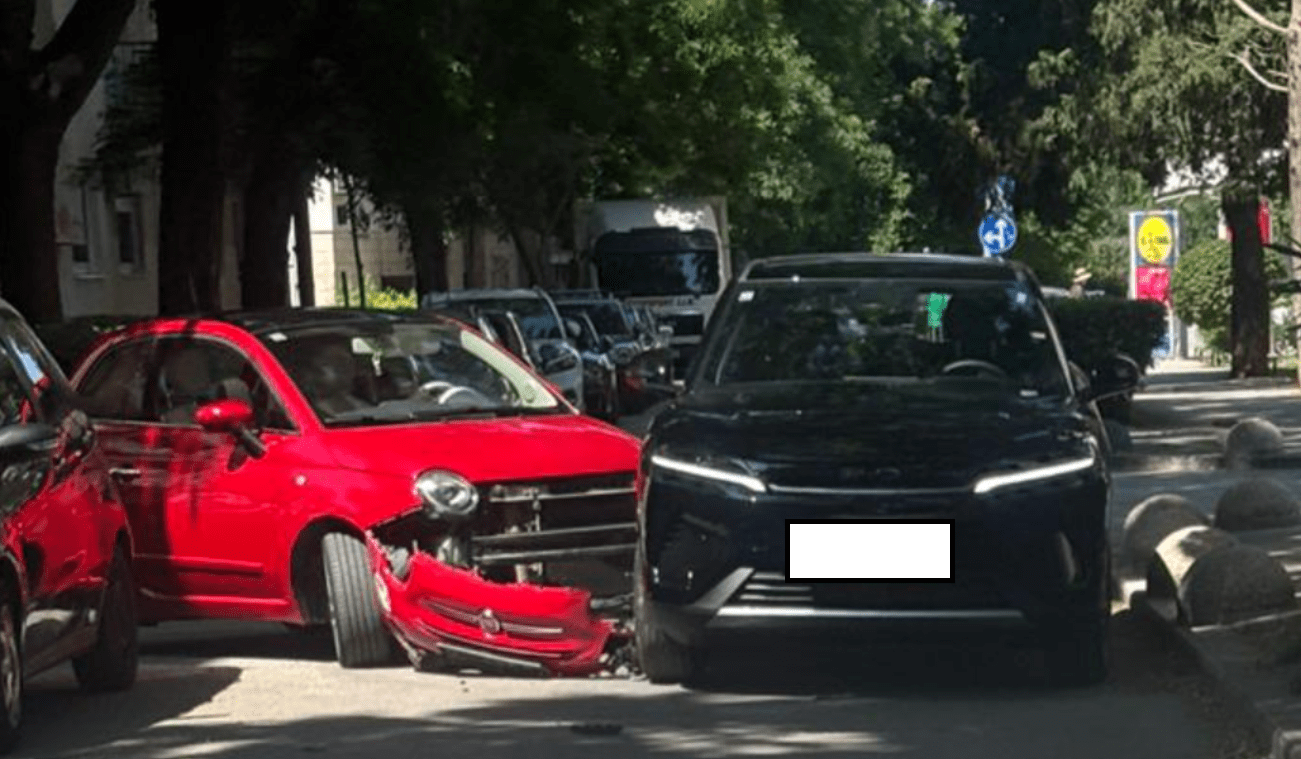 Prometna nesreća na Spinutu: U Teslinoj ulici sudarila se dva automobila
