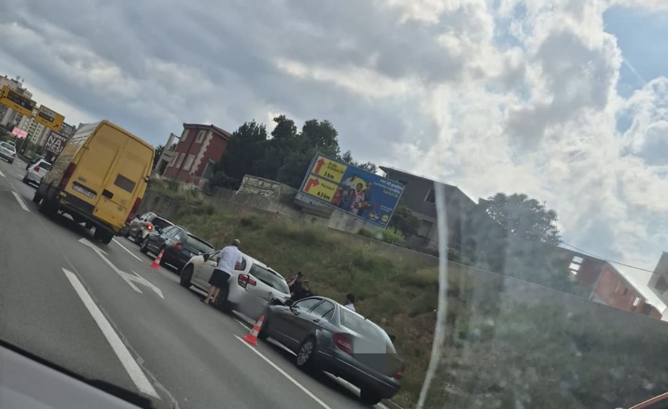 Sudar dva automobila na jednoj od najprometnijih splitskih cesta, jedna osoba ozlijeđena