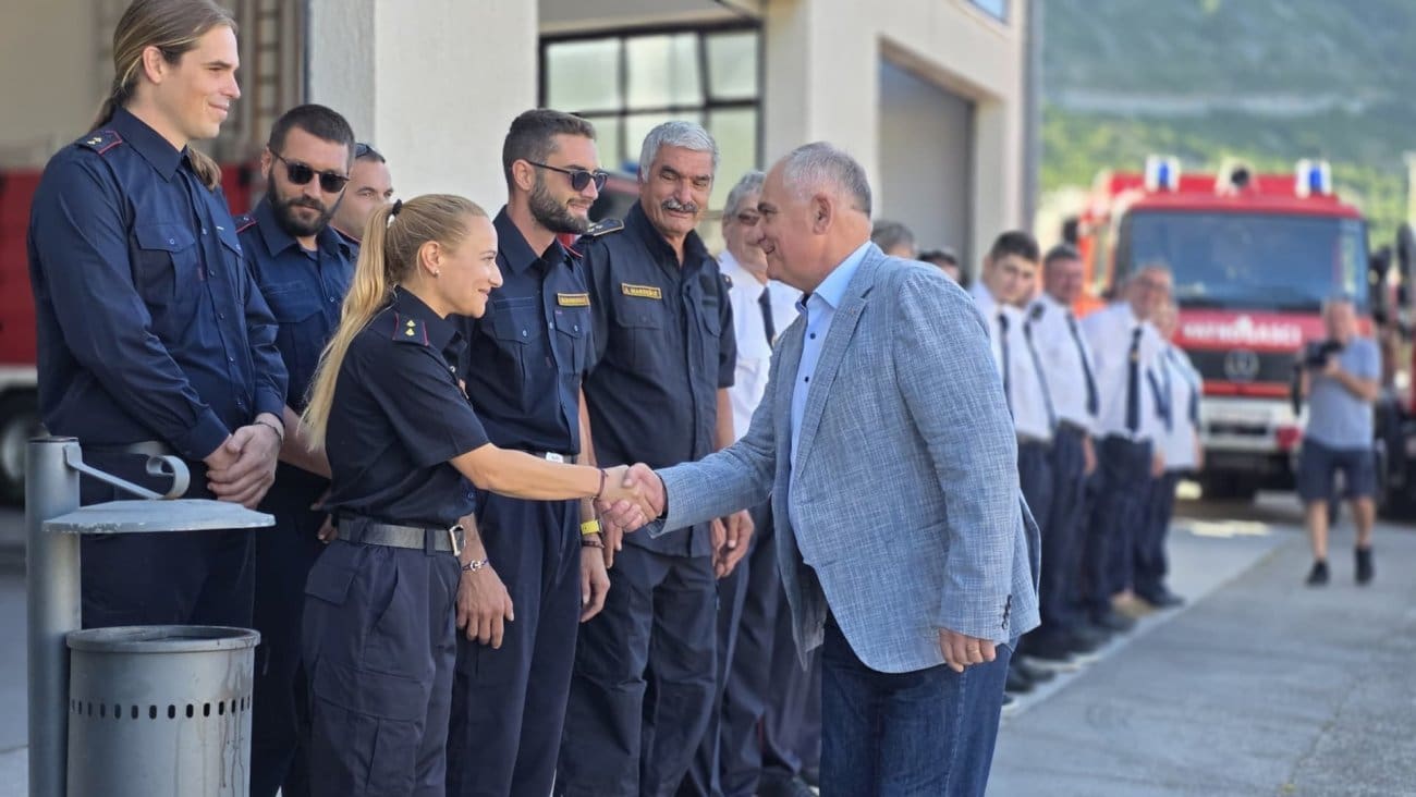 Komiža dobiva novu ribarsku luku: Boban uručio opremu vatrogascima i obišao radove