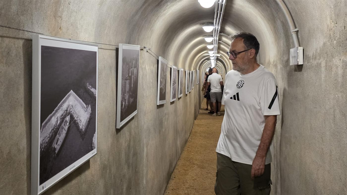 U mračnom vojnom tunelu na hrvatskom otoku otvorena je izložba koja vraća u neka druga vremena