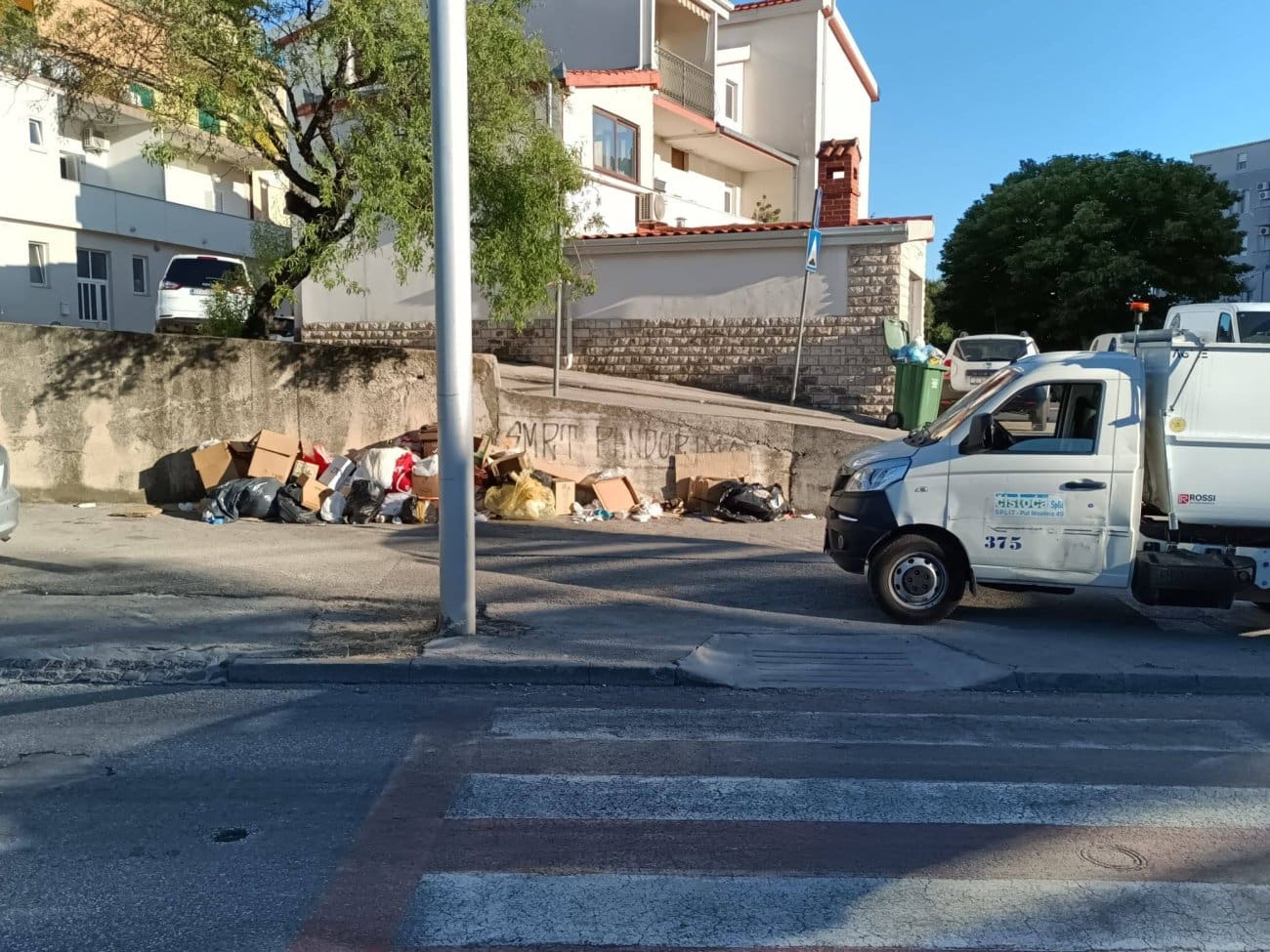 Unatoč kantama i spremnicima, otpad završio uz zid na Visokoj