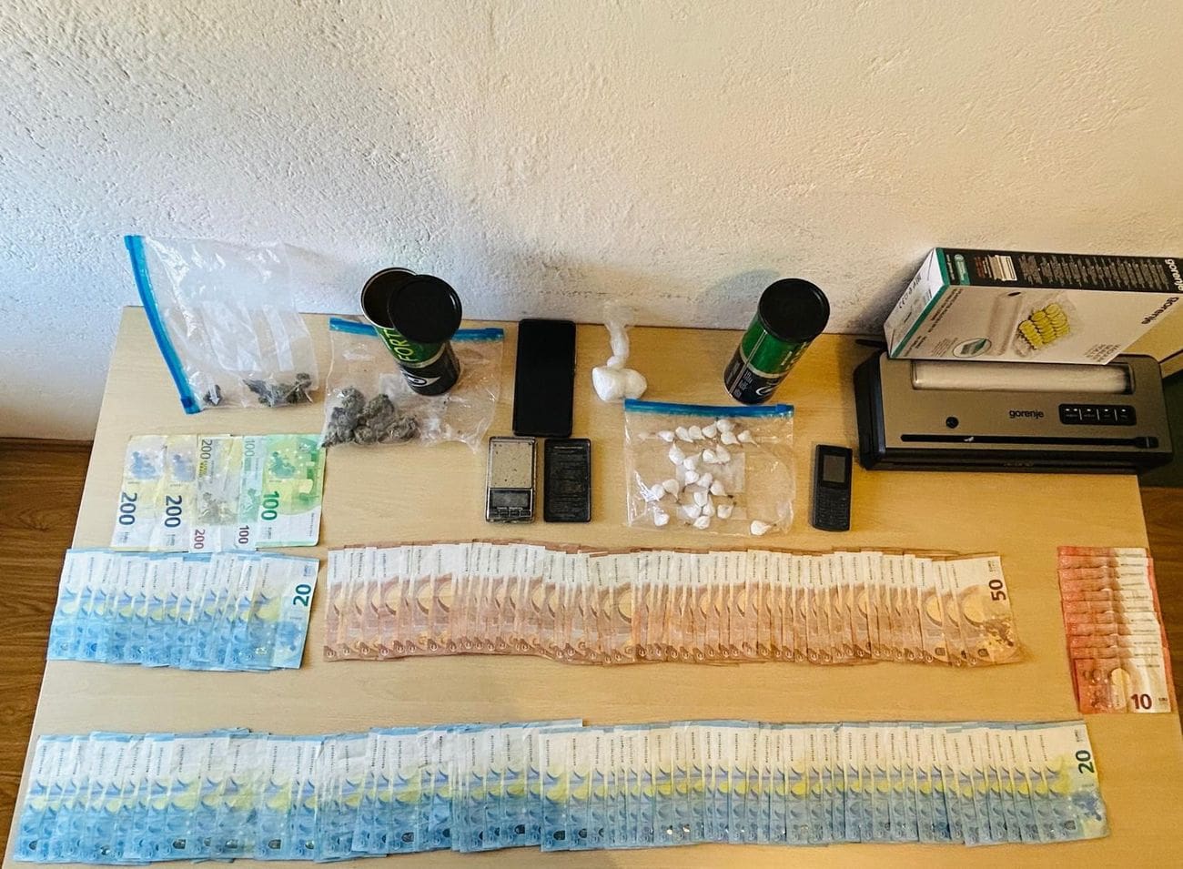 Splitska policija uhitila tri dilera, zaplijenili "travu", kokain i heroin