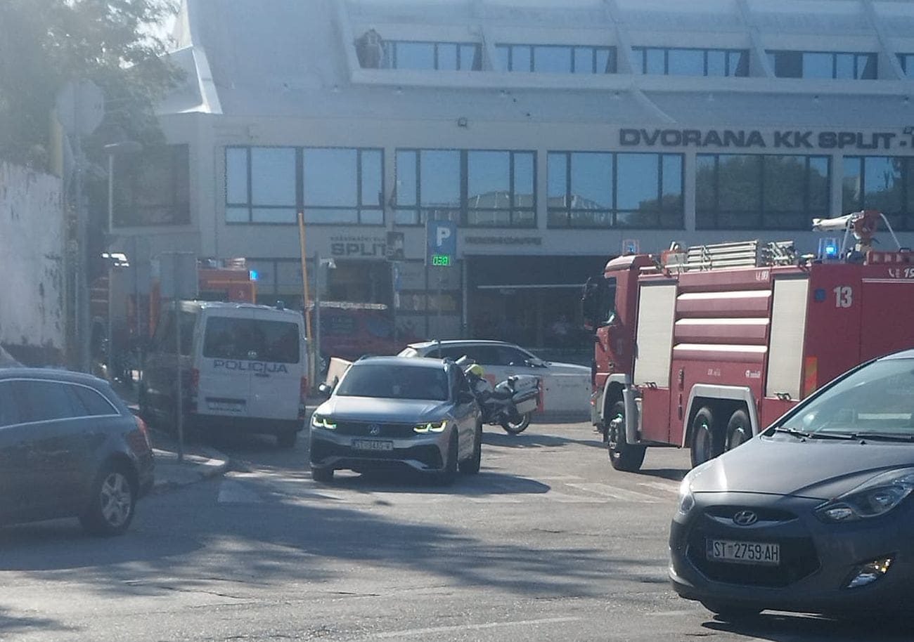 Pet vatrogasnih vozila i 16 vatrogasaca jutros je bilo na Gripama. Planulo je na krovu male dvorane