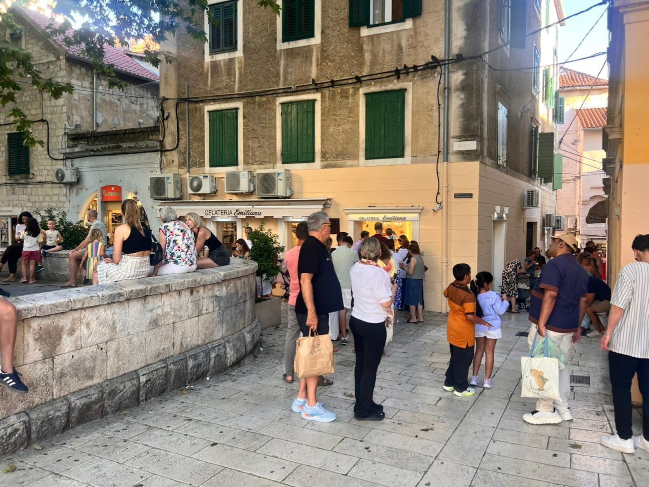 Ogroman red pred Emilianom u centru Splita, svi se hoće rashladiti sladoledom