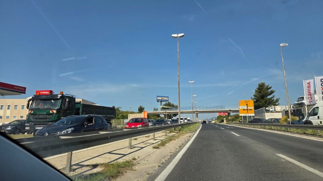 Velike kolone prema Kaštelima i Trogiru, a u suprotnom smjeru još veća gužva