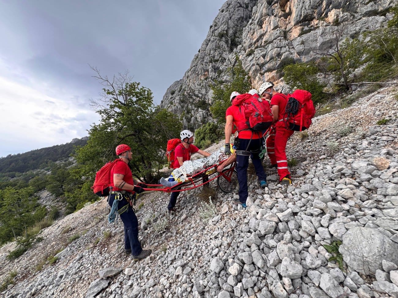 Teška nesreća na Biokovu: HGSS više od dva sata nosio spašavao planinara