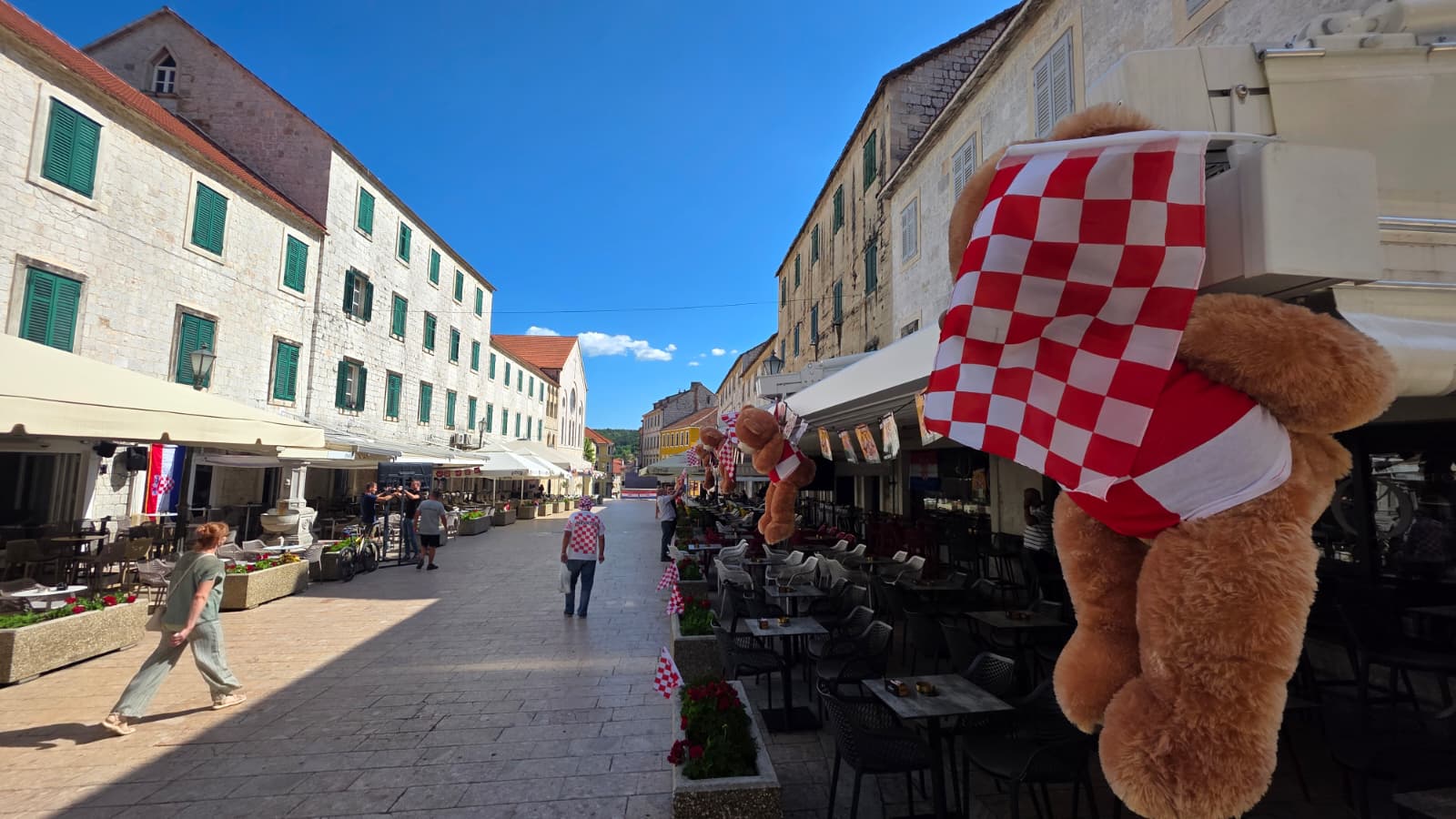 UŽIVO Navijačka ludnica u Sinju: Kockice preplavile grad uoči okršaja Hrvatske i Engleske