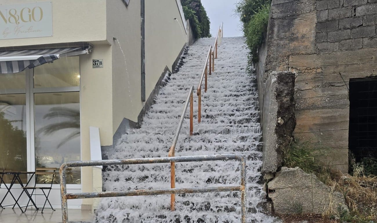 Stepenište u Stobreču pretvorilo se u bujicu: Promjena vremena stigla na splitsko područje