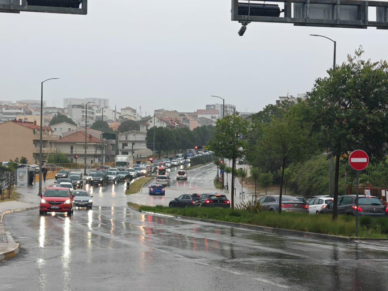 Nevrijeme stvara probleme u prometu: U Splitu i Solinu izlijetali poklopci šahti, na Staroj kliškoj cesti odron