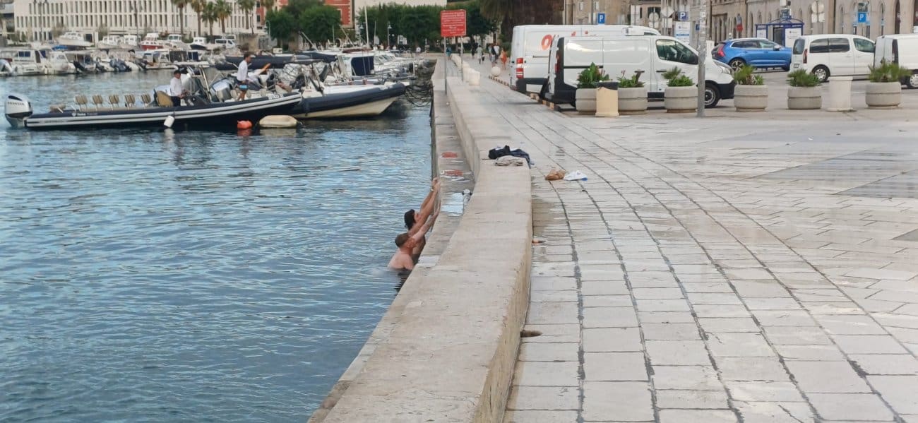 Britanci se skinuli gotovo goli i kupali nasred Rive: Splićani zgroženi novim ispadom turista