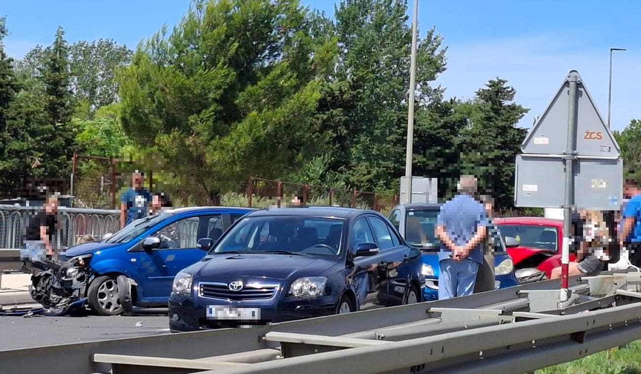 Lančani sudar prije skretanja za Žrnovnicu. Sve žurne službe na terenu, cesta u smjeru Omiša - zakrčena