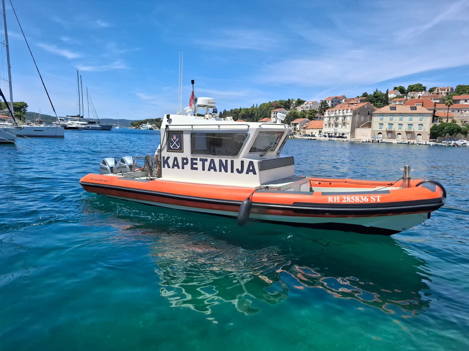 Policija o pomorskoj nesreći između Brača i Šolte: Sudarili se katamaran i jedrilica, ima ozlijeđenih
