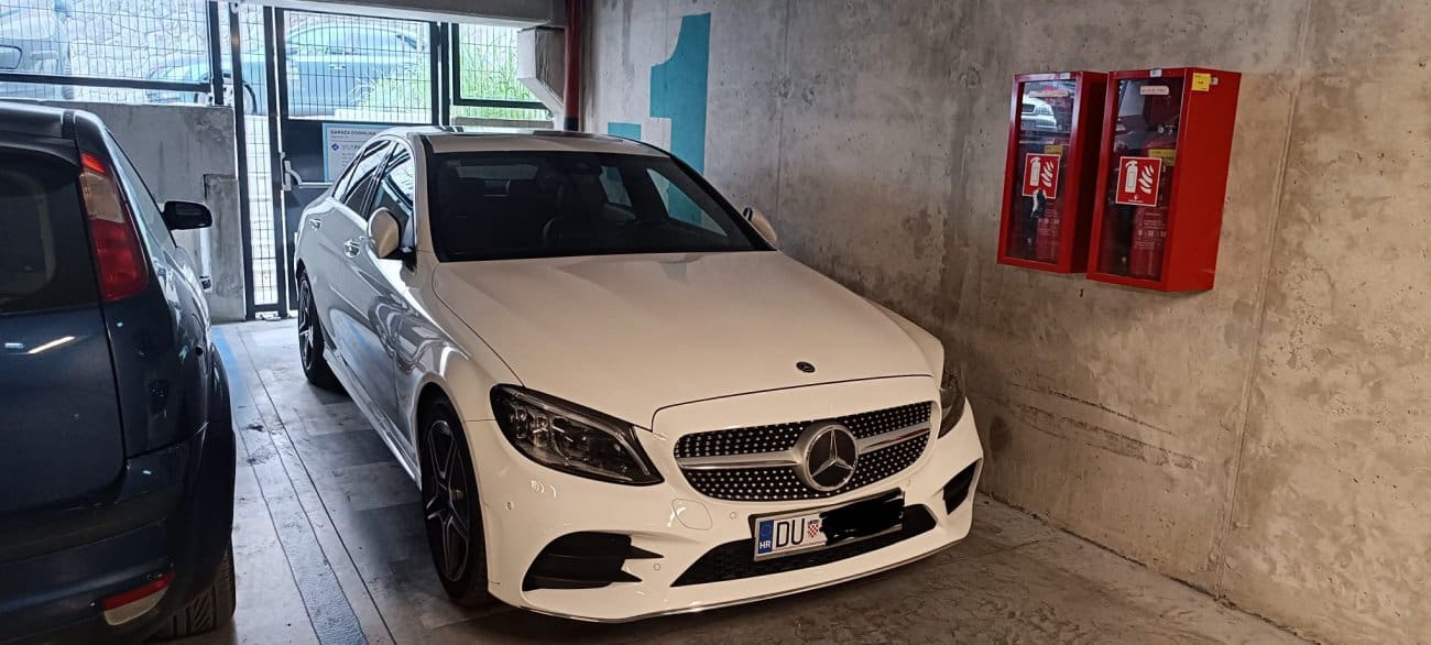 Parkirao preko izlaza za pješake, pogodite o kojem je automobilu riječ