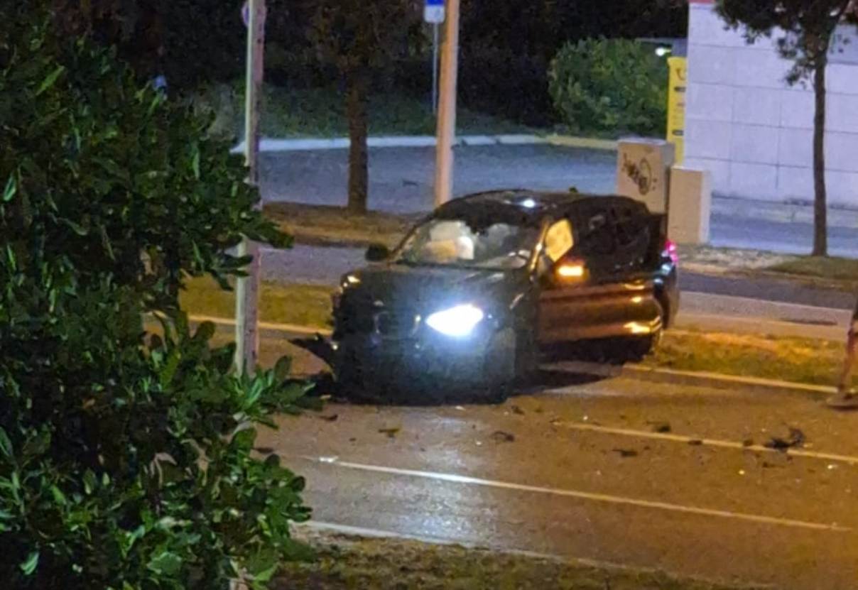 TEŠKA NESREĆA U SPLITU Sudarili se motocikl i automobil, jedna osoba zadobila prijelom kosti