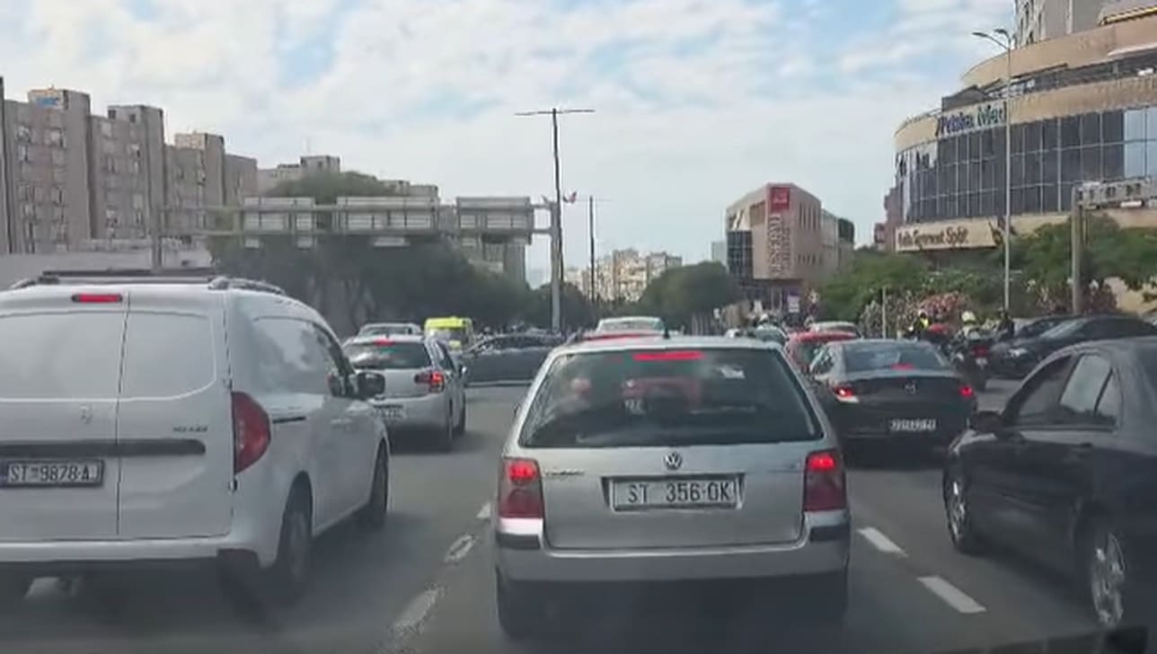 PROMETNI KAOS U SPLITU Ne rade semafori na križanju Poljičke i Velebitske, stvaraju se velike gužve