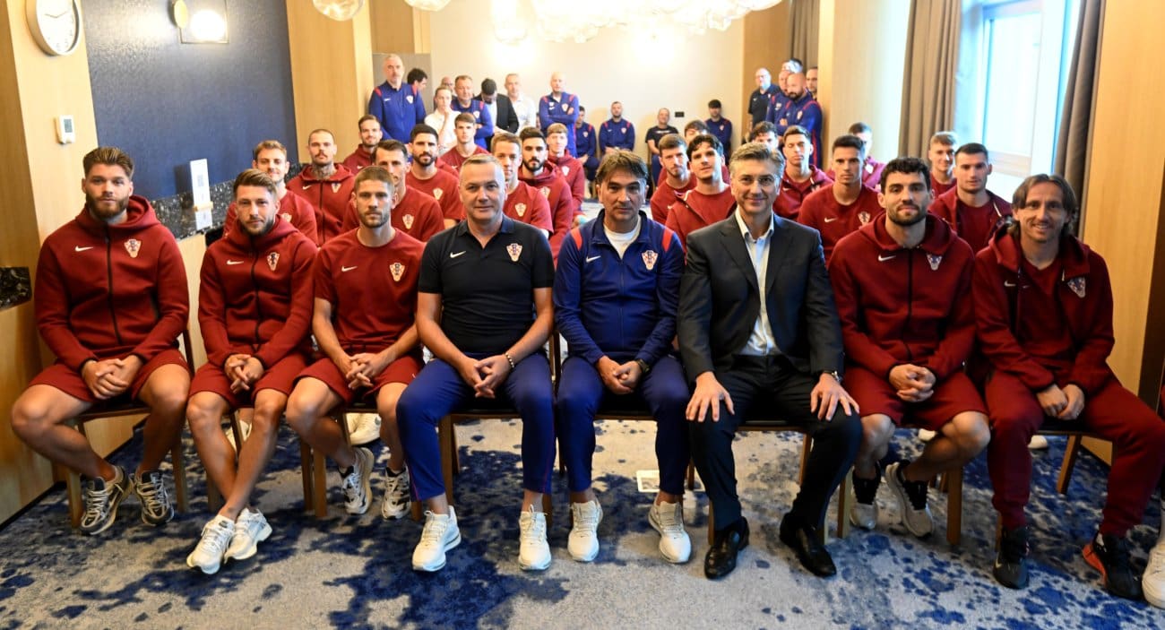 FOTO Plenković posjetio Vatrene, Modrić mu uručio poseban poklon