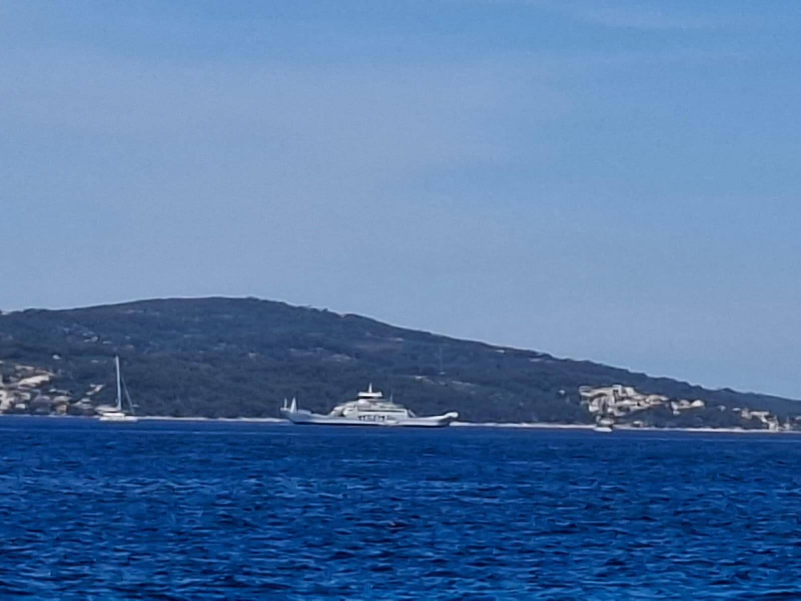 Čitatelji javljaju o nesreći kod Splita, navodno je potonula jedrilica s više osoba