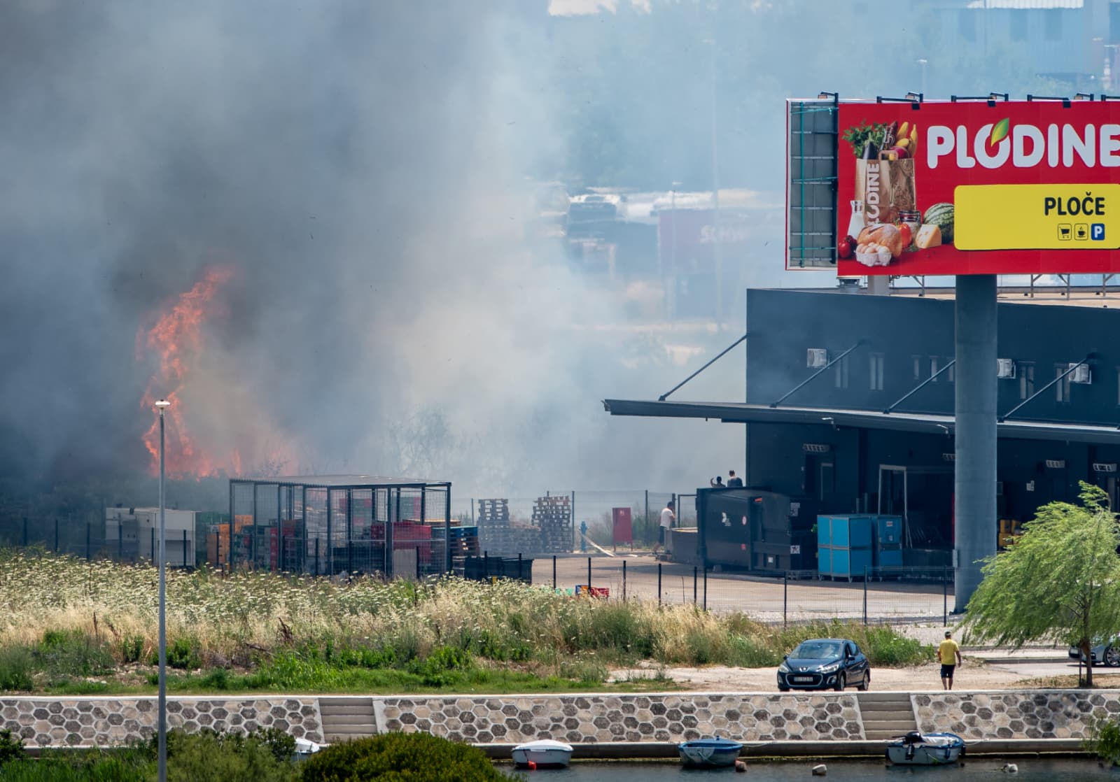 Veći požar između dvaju trgovačkih lanaca u Dalmaciji: Gore trava i raslinje u blizini Plodina