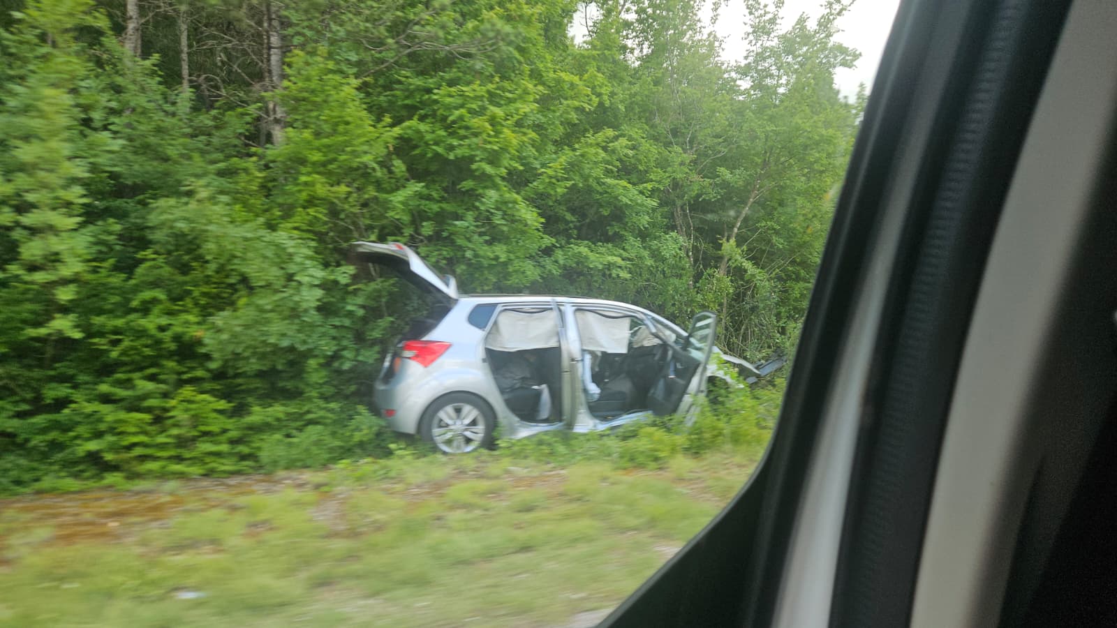 Automobil sletio s ceste u Zagori, dvije osobe ozlijeđene