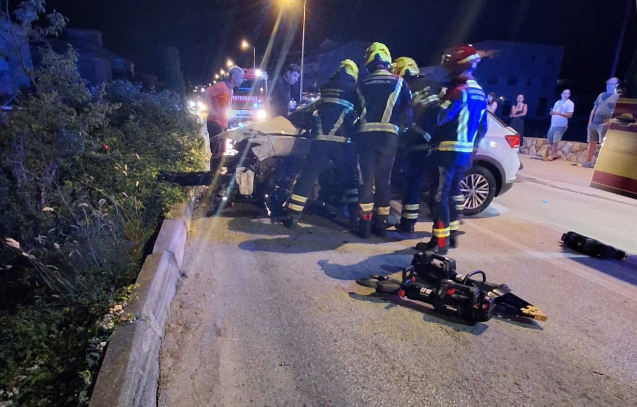 Teška prometna nesreća u Kaštelima, cesta zatvorena za sav promet. Tri osobe hitno prebačene u KBC Split