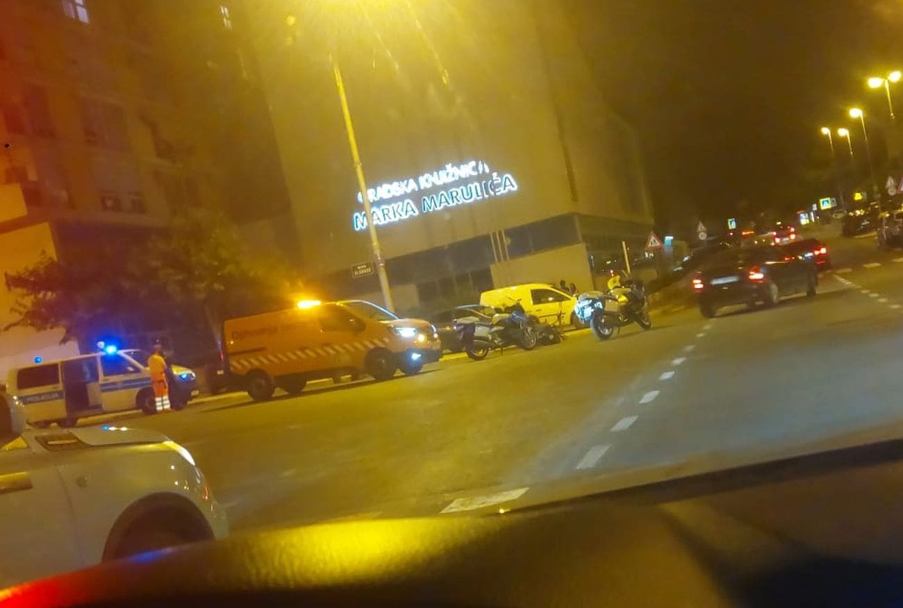 Sudar auta i motora u Splitu. Jedna osoba prevezena u bolnicu