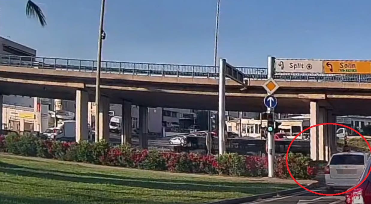 Pogledajte video do kraja: Imamo snimku suludog manevara vozača, sekunde dijelile do potencijalne nesreće