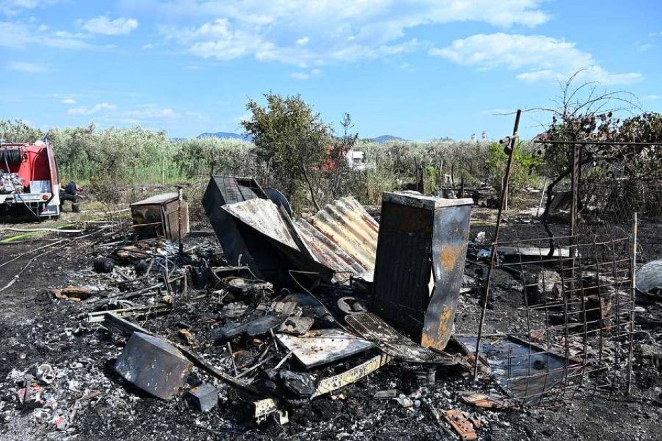 FOTO Tužni prizori nakon velikog požara u Dalmaciji: Izgorjele kućice, stabla, stradao pas