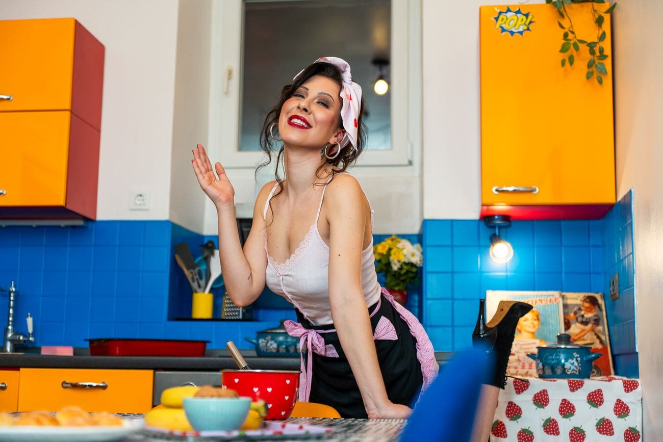 Glazbenica sa stavom Ružica Čović vraća se na scenu zaraznom elektro-pop pjesmom „Psihopat“ koju prati nesvakidašnji spot