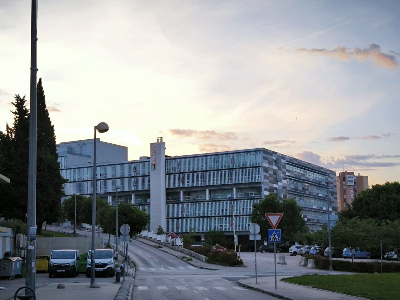 FOTO Na zgradi splitskih fakulteta zavijorio se transparent, evo što poručuje