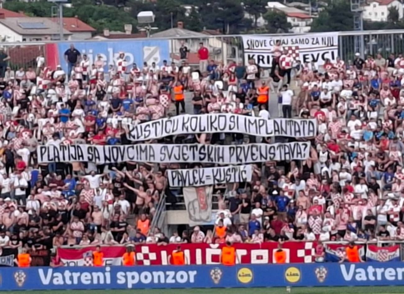 Torcida na utakmici Hrvatske podignula transparente upućene HNS-u