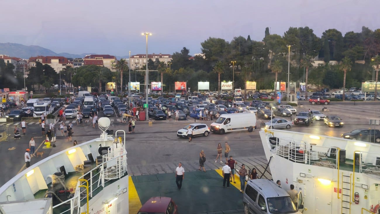Gužve u splitskoj trajektnoj luci: Mnogi putnici ostali bez ukrcaja za Brač