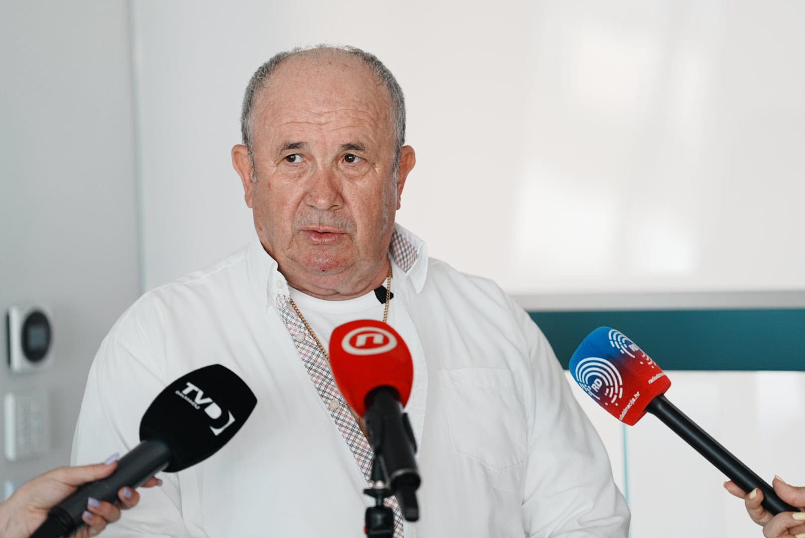 Kerum odveo novinare u prostorije Žnjana i pokazao namještaj od 190.000 eura: "Ovo je kupljeno u mandatu Ivice Puljka"